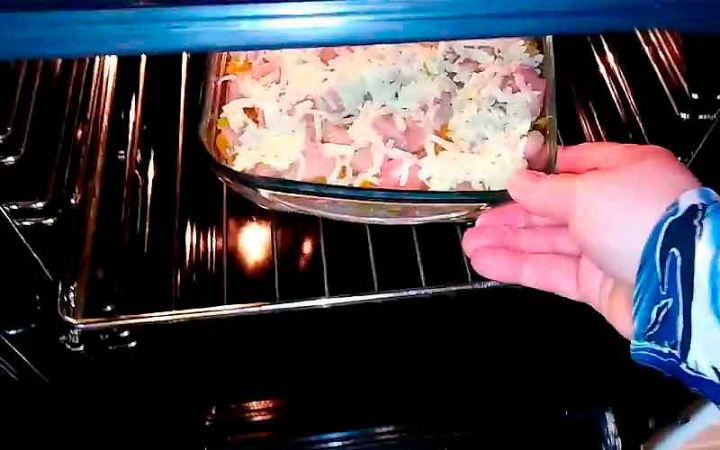 Курка з макаронами та овочами в духовці