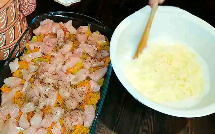 Курка з макаронами та овочами в духовці