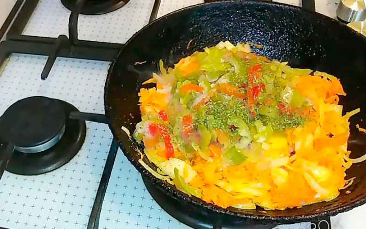 Курка з макаронами та овочами в духовці