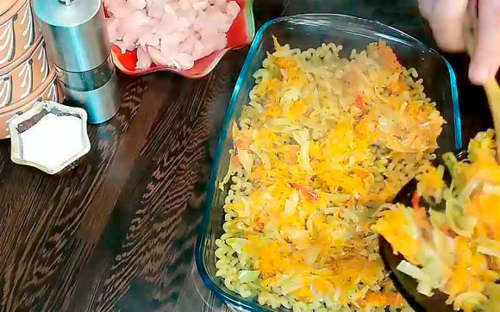Курка з макаронами та овочами в духовці