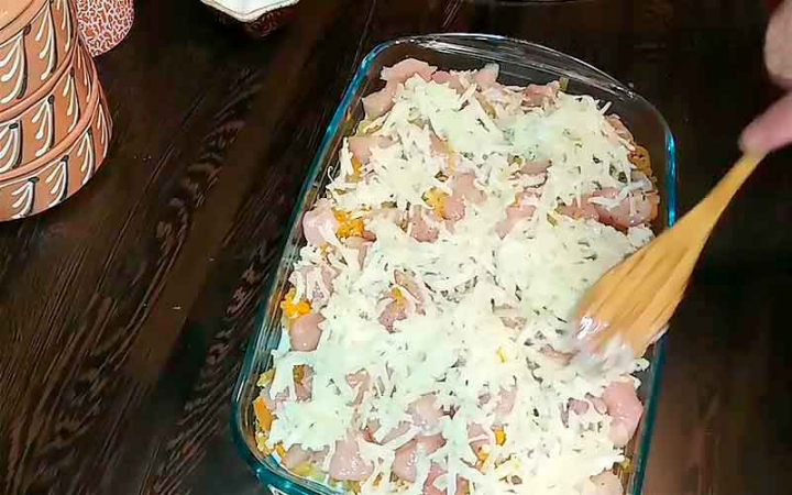 Курка з макаронами та овочами в духовці