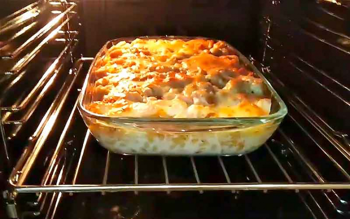 Курка з макаронами та овочами в духовці