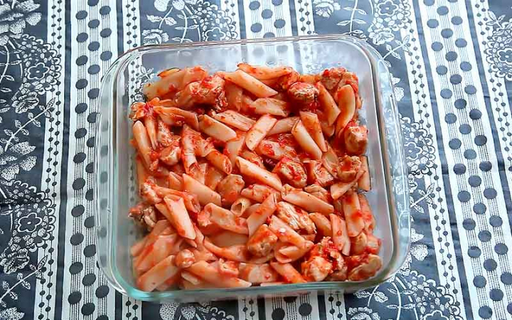 Курка з макаронами овочами та сиром у духовці