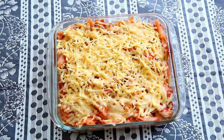 Курка з макаронами овочами та сиром у духовці