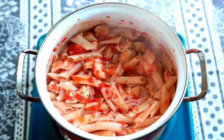 Курка з макаронами овочами та сиром у духовці