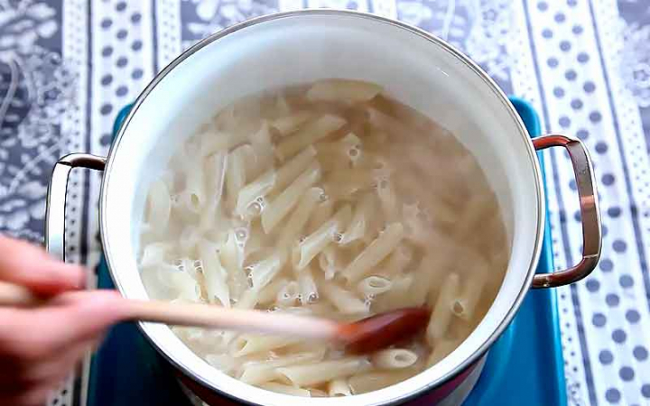 Курка з макаронами овочами та сиром у духовці