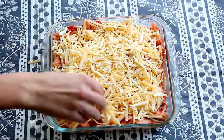 Курка з макаронами овочами та сиром у духовці