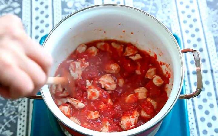 Курка з макаронами овочами та сиром у духовці