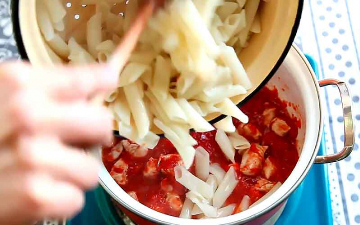 Курка з макаронами овочами та сиром у духовці