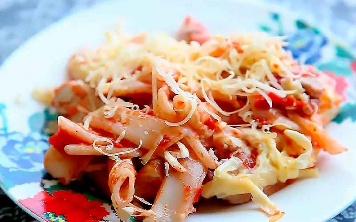 Курка з макаронами овочами та сиром у духовці