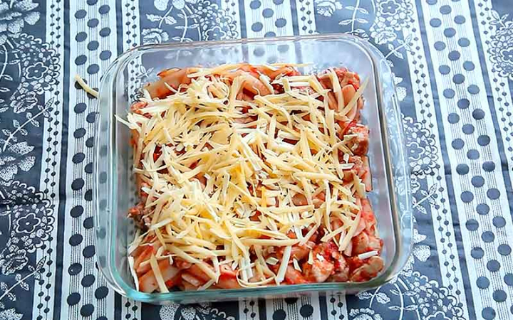Курка з макаронами овочами та сиром у духовці