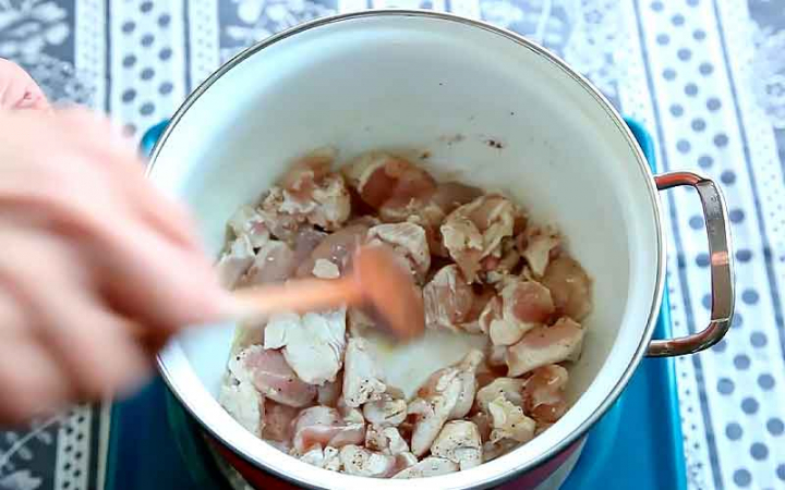 Курка з макаронами овочами та сиром у духовці