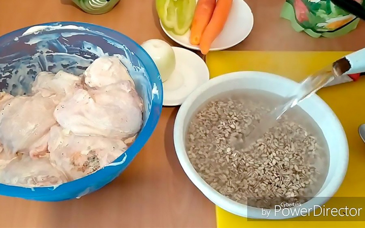 Курка з перловкою та овочами, запечена в духовці.