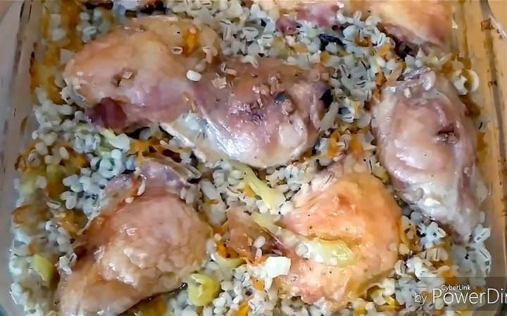Курка з перловкою та овочами, запечена в духовці.