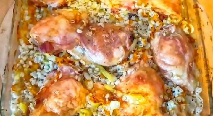 Курка з перловкою та овочами, запечена в духовці.