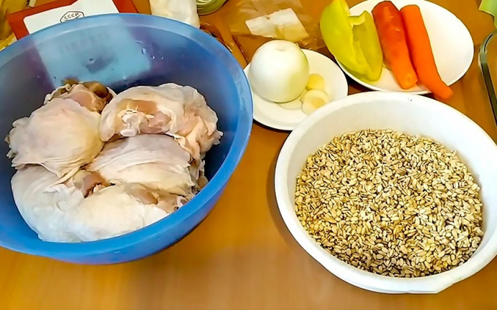 Курка з перловкою та овочами, запечена в духовці.