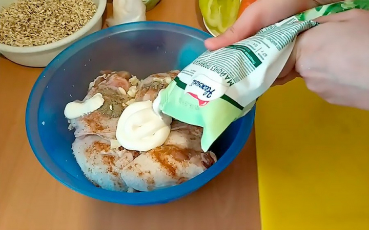Курка з перловкою та овочами, запечена в духовці.