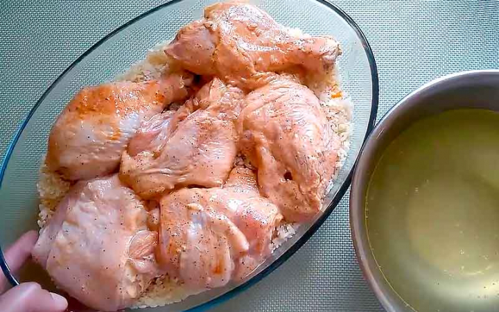 Курка з рисом в духовці смачна вечеря з гарніром