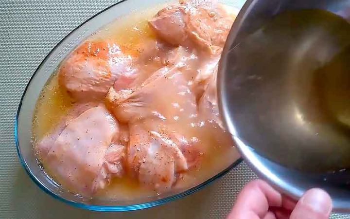 Курка з рисом в духовці смачна вечеря з гарніром