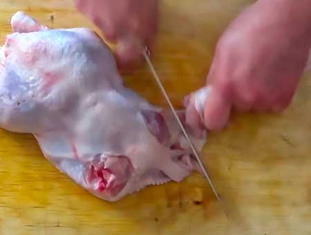 Курка в банку в духовці з картоплею помідорами та овочами.