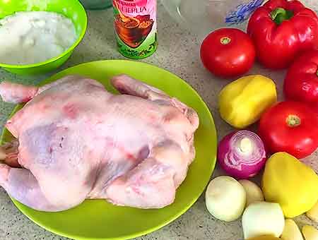 Курка в банку в духовці з картоплею помідорами та овочами.