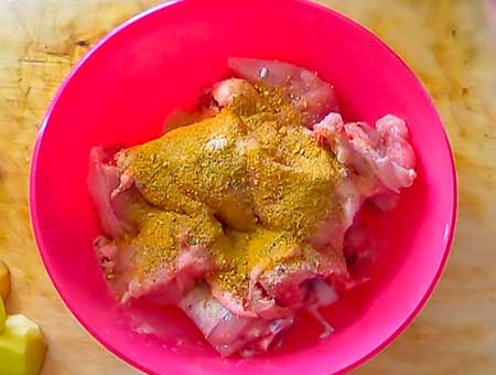 Курка в банку в духовці з картоплею помідорами та овочами.