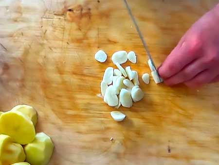 Курка в банку в духовці з картоплею помідорами та овочами.