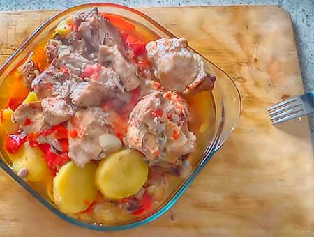 Курка в банку в духовці з картоплею помідорами та овочами.