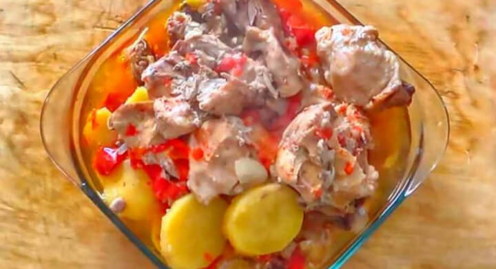 Курка в банку в духовці з картоплею помідорами та овочами.
