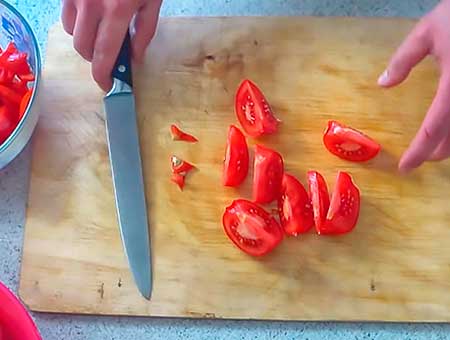 Курка в банку в духовці з картоплею помідорами та овочами.