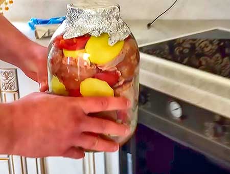 Курка в банку в духовці з картоплею помідорами та овочами.