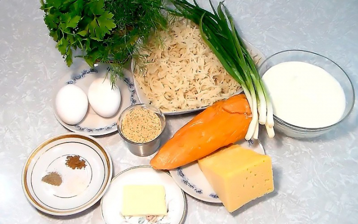 Куряча грудка з макаронами, запечена в сметані.