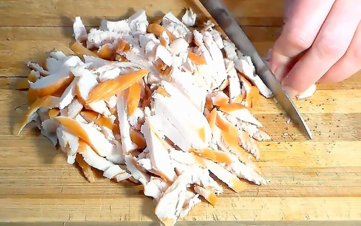 Куряча грудка з макаронами, запечена в сметані.