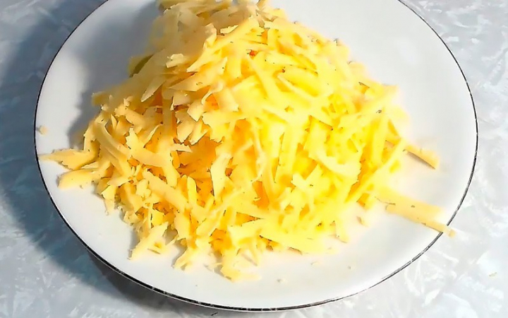 Куряча грудка з макаронами, запечена в сметані.