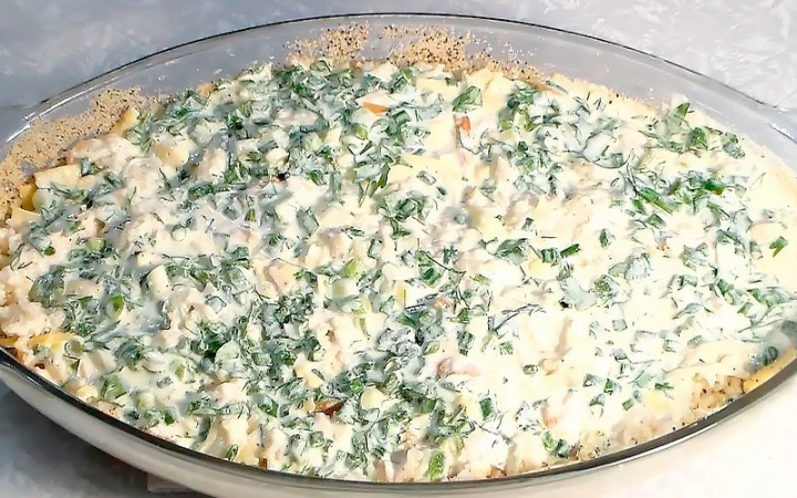 Куряча грудка з макаронами, запечена в сметані.