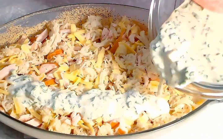 Куряча грудка з макаронами, запечена в сметані.