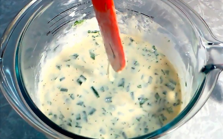 Куряча грудка з макаронами, запечена в сметані.