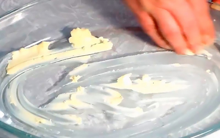 Куряча грудка з макаронами, запечена в сметані.
