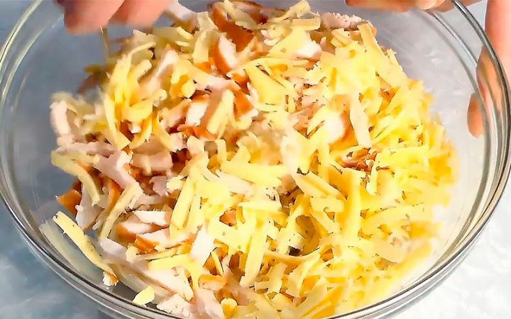 Куряча грудка з макаронами, запечена в сметані.