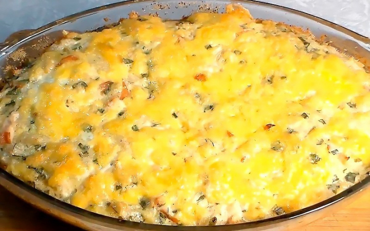 Куряча грудка з макаронами, запечена в сметані.