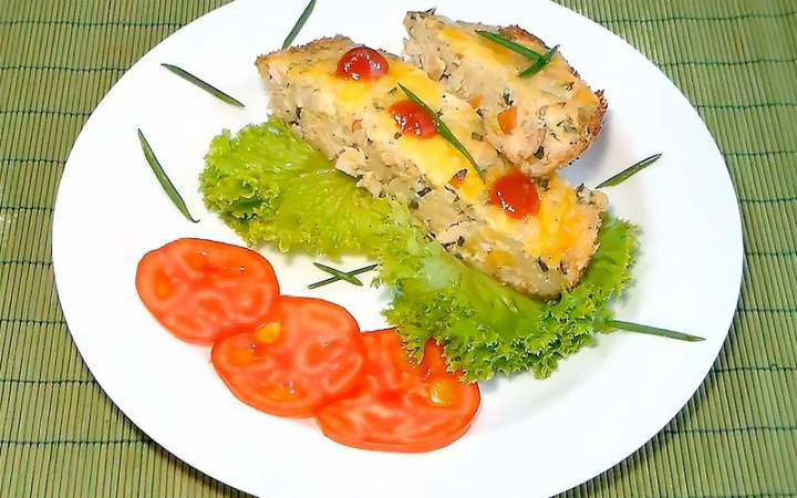 Куряча грудка з макаронами, запечена в сметані.
