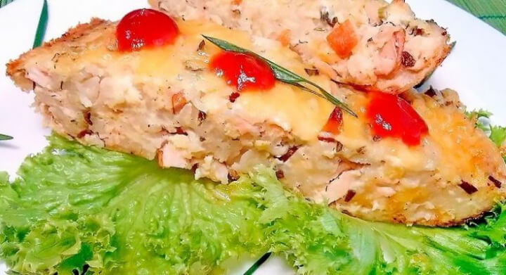 Куряча грудка з макаронами, запечена в сметані.