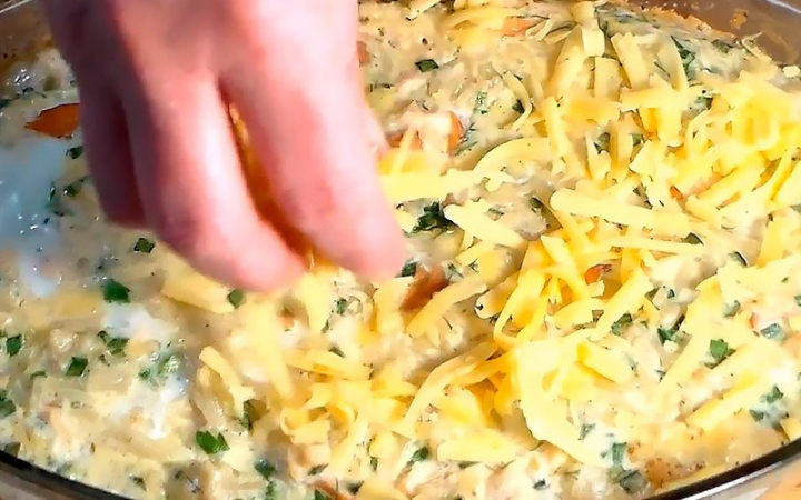 Куряча грудка з макаронами, запечена в сметані.