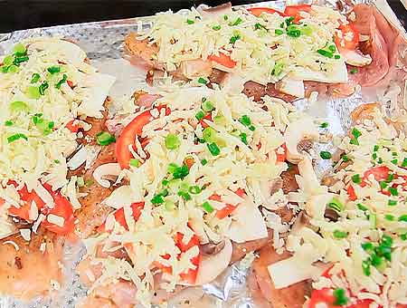 Курячі грудки в духовці з грибами з сиром і помідорами