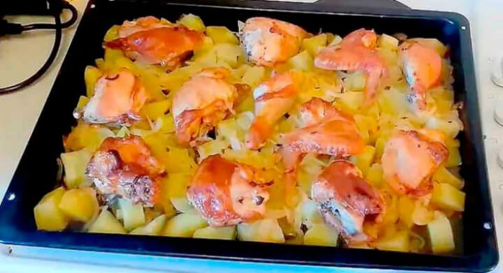 Куряче м'ясо в духовці із ситним гарніром