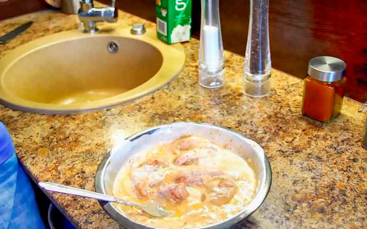 Куряче м'ясо замариноване в кефірі