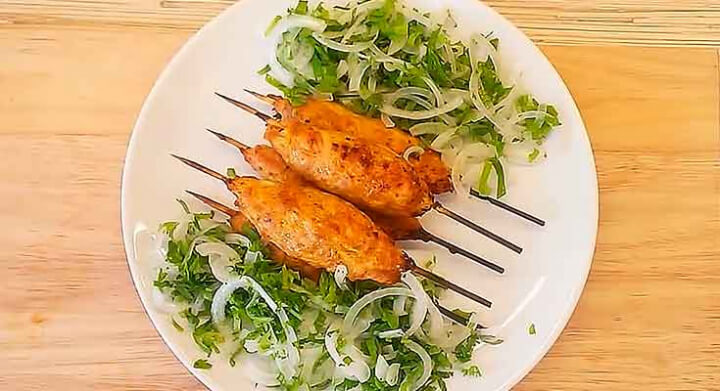 Люля-кебаб із курки в духовці на шпажках з фото