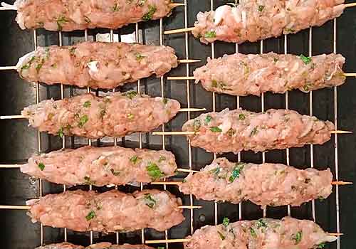 Люля-кебаб із курки в духовці на шпажках з фото
