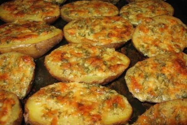 Печена картопля в духовці — 8 смачних рецептів запікання