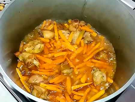 Плов із куркою на сковороді розсипчастий рецепт страви з рису